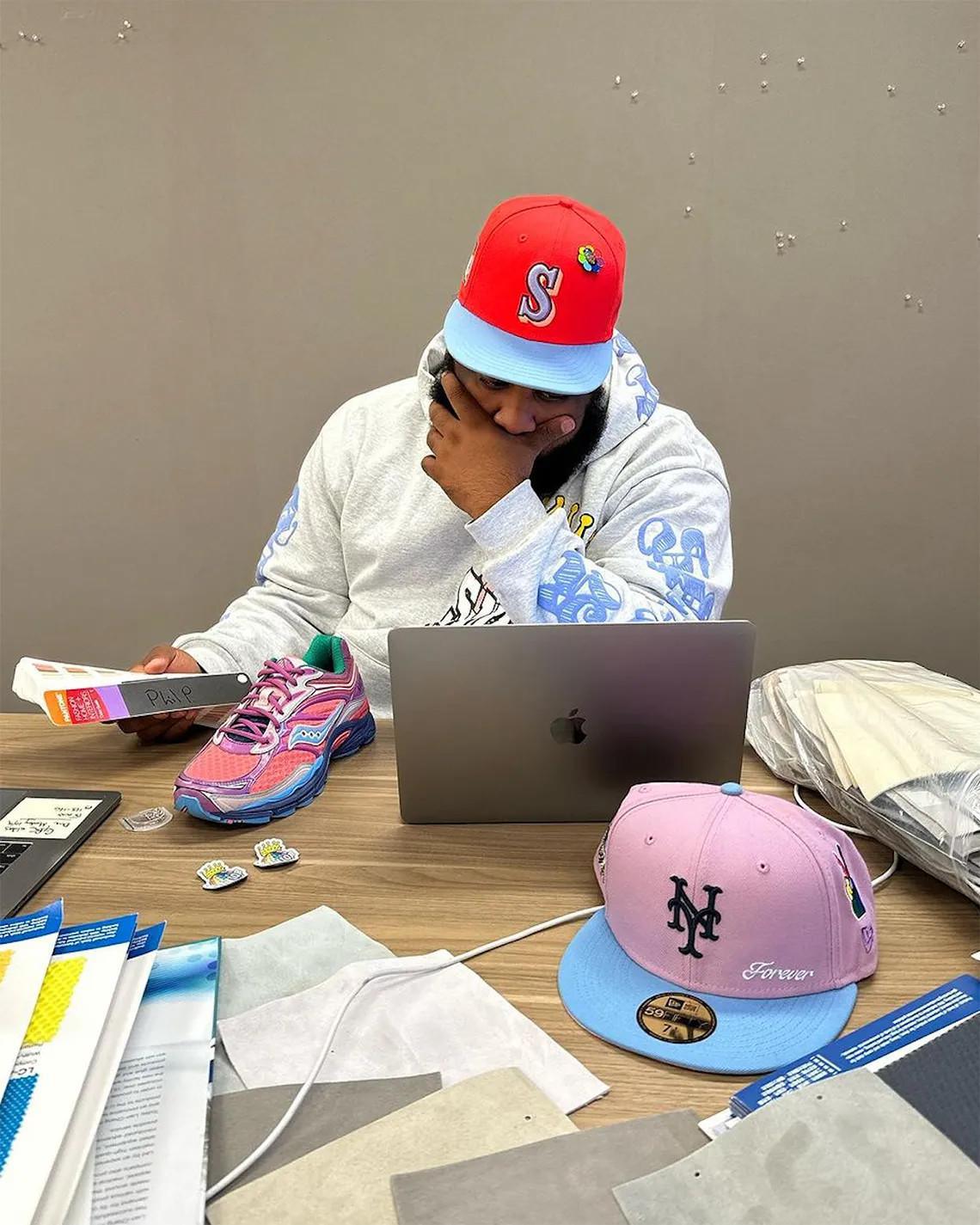 Jae Tips a déjà le regard tourné vers l'automne 2024 avec une collaboration colorée avec Saucony ProGrid Omni 9 Jae Tips a déjà le regard tourné vers l'automne 2024 avec une collaboration colorée avec Saucony ProGrid Omni 9