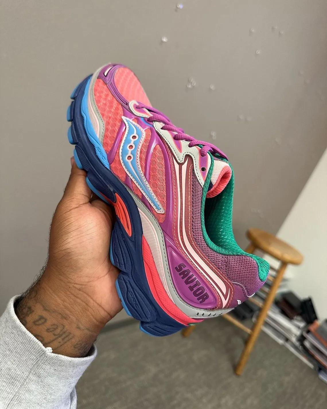 Jae Tips a déjà le regard tourné vers l'automne 2024 avec une collaboration colorée avec Saucony ProGrid Omni 9 Jae Tips a déjà le regard tourné vers l'automne 2024 avec une collaboration colorée avec Saucony ProGrid Omni 9