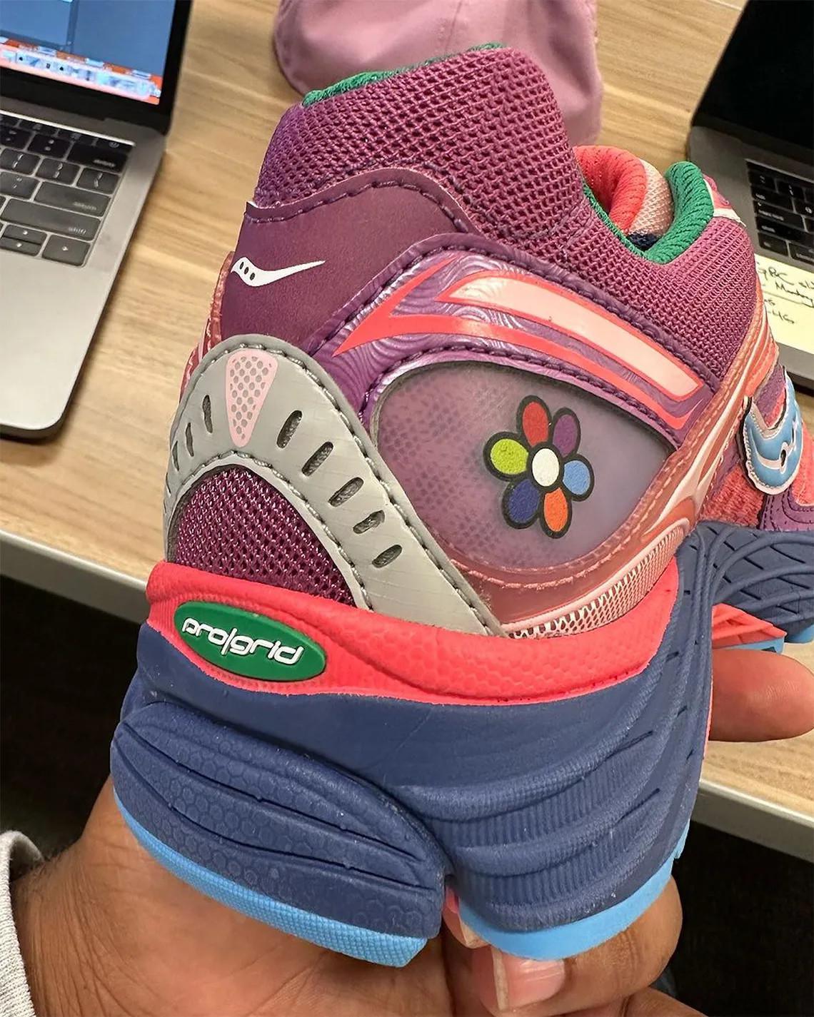 Jae Tips a déjà le regard tourné vers l'automne 2024 avec une collaboration colorée avec Saucony ProGrid Omni 9 Jae Tips a déjà le regard tourné vers l'automne 2024 avec une collaboration colorée avec Saucony ProGrid Omni 9