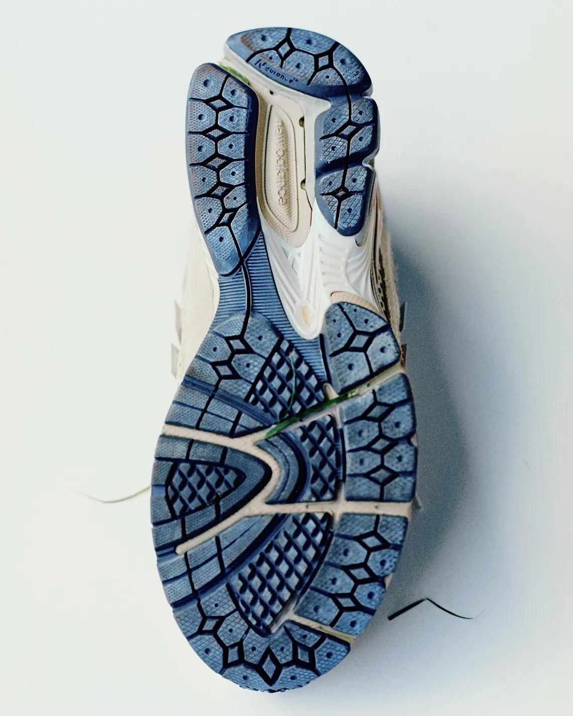 La collection AURALEE x New Balance 1906R sortira le 11 octobre. La collection AURALEE x New Balance 1906R sortira le 11 octobre.