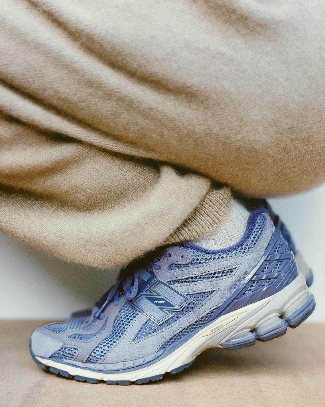 La collection AURALEE x New Balance 1906R sortira le 11 octobre. La collection AURALEE x New Balance 1906R sortira le 11 octobre.