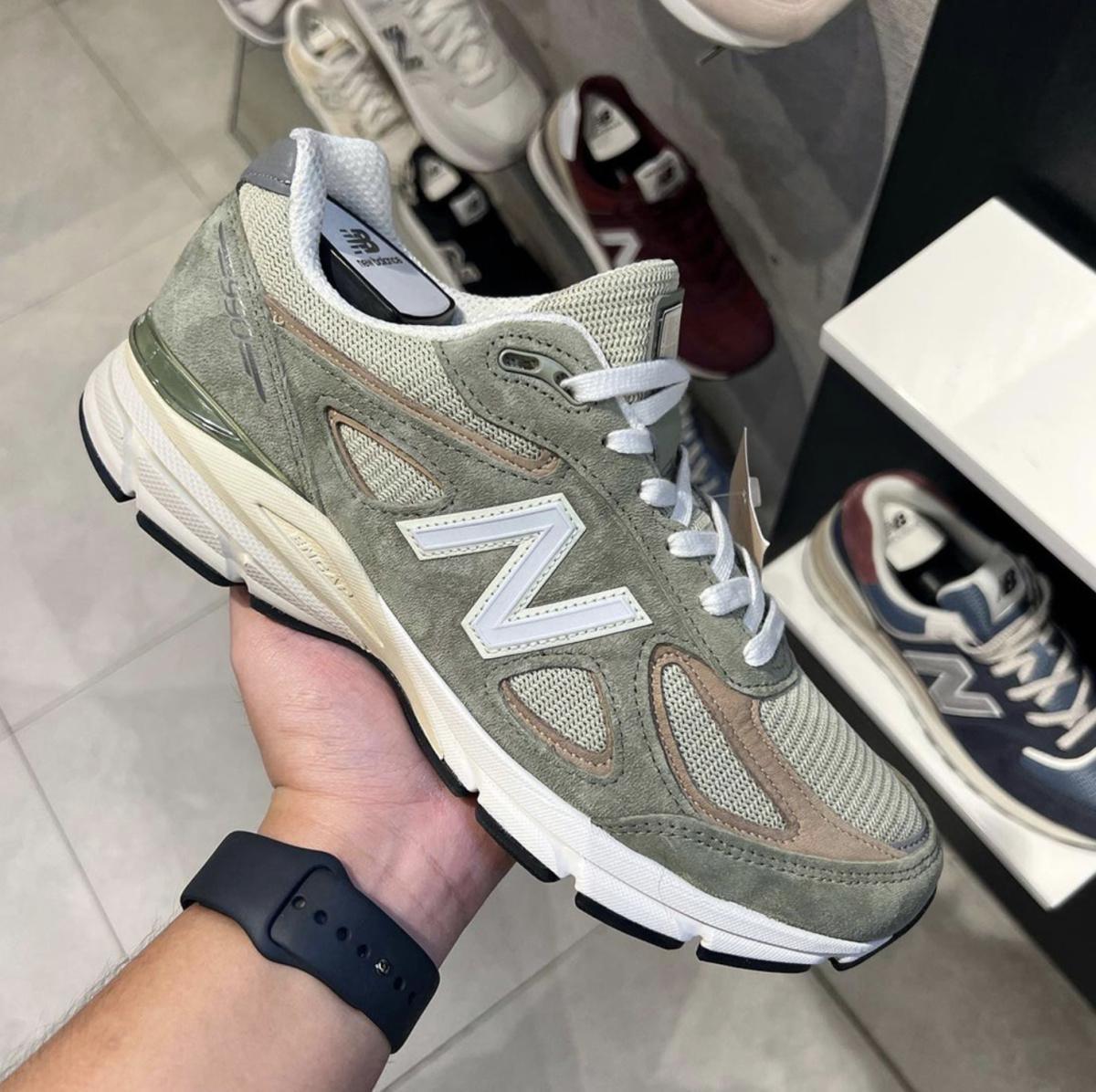 La New Balance 990v4 MADE in USA fait surface dans un coloris "Olive Incense". La New Balance 990v4 MADE in USA fait surface dans un coloris "Olive Incense".