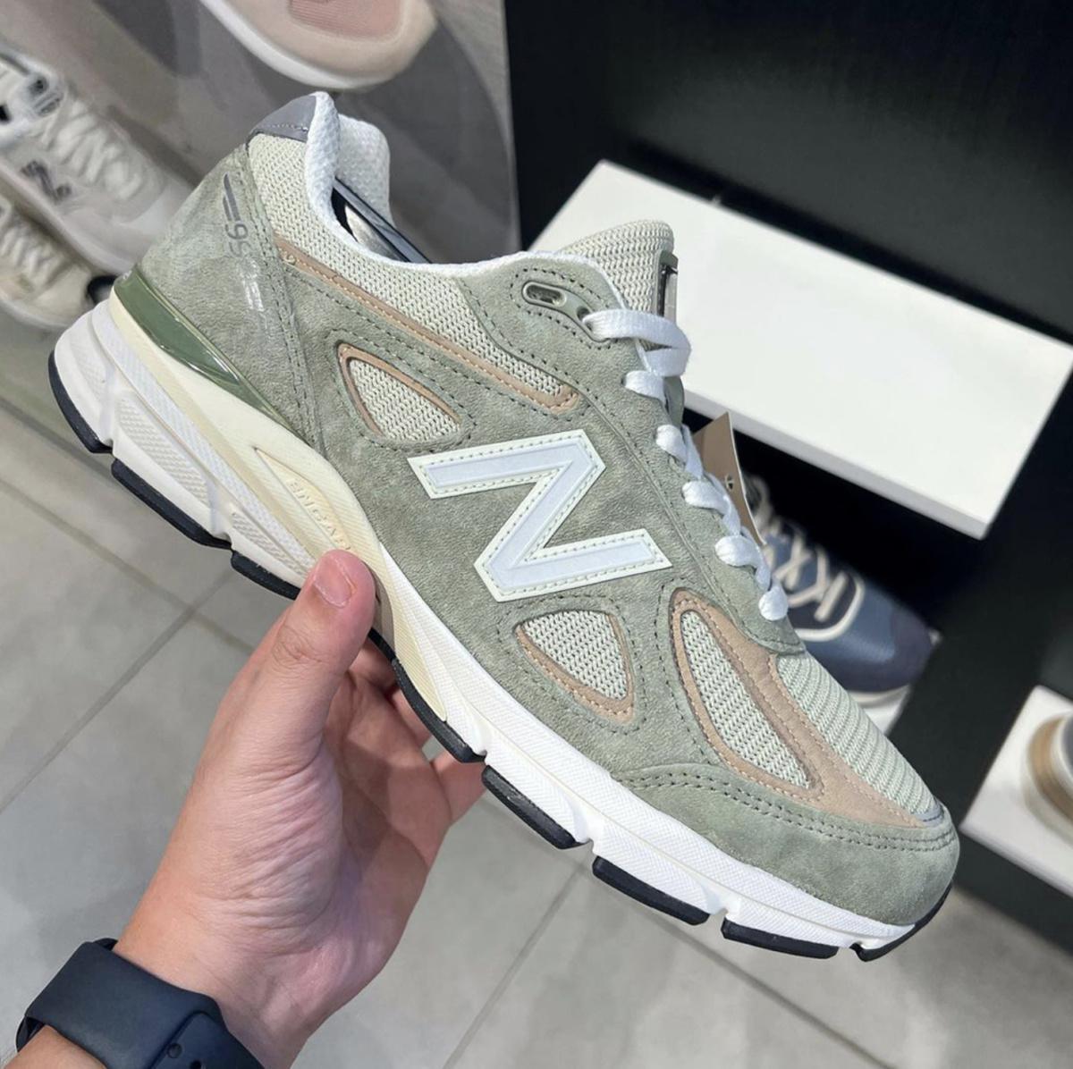 La New Balance 990v4 MADE in USA fait surface dans un coloris "Olive Incense". La New Balance 990v4 MADE in USA fait surface dans un coloris "Olive Incense".