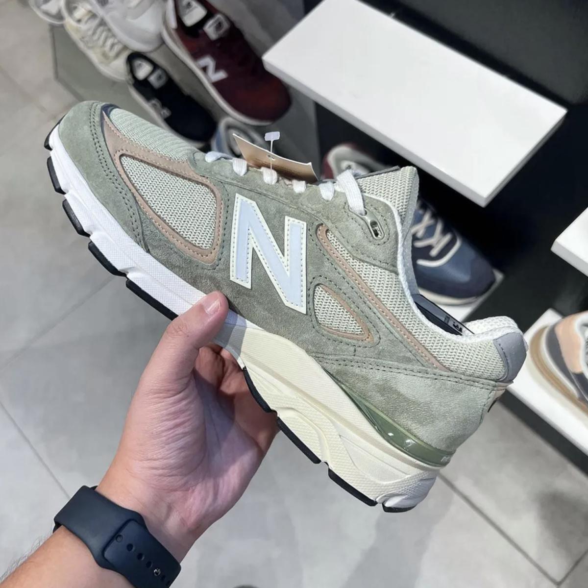 La New Balance 990v4 MADE in USA fait surface dans un coloris "Olive Incense". La New Balance 990v4 MADE in USA fait surface dans un coloris "Olive Incense".