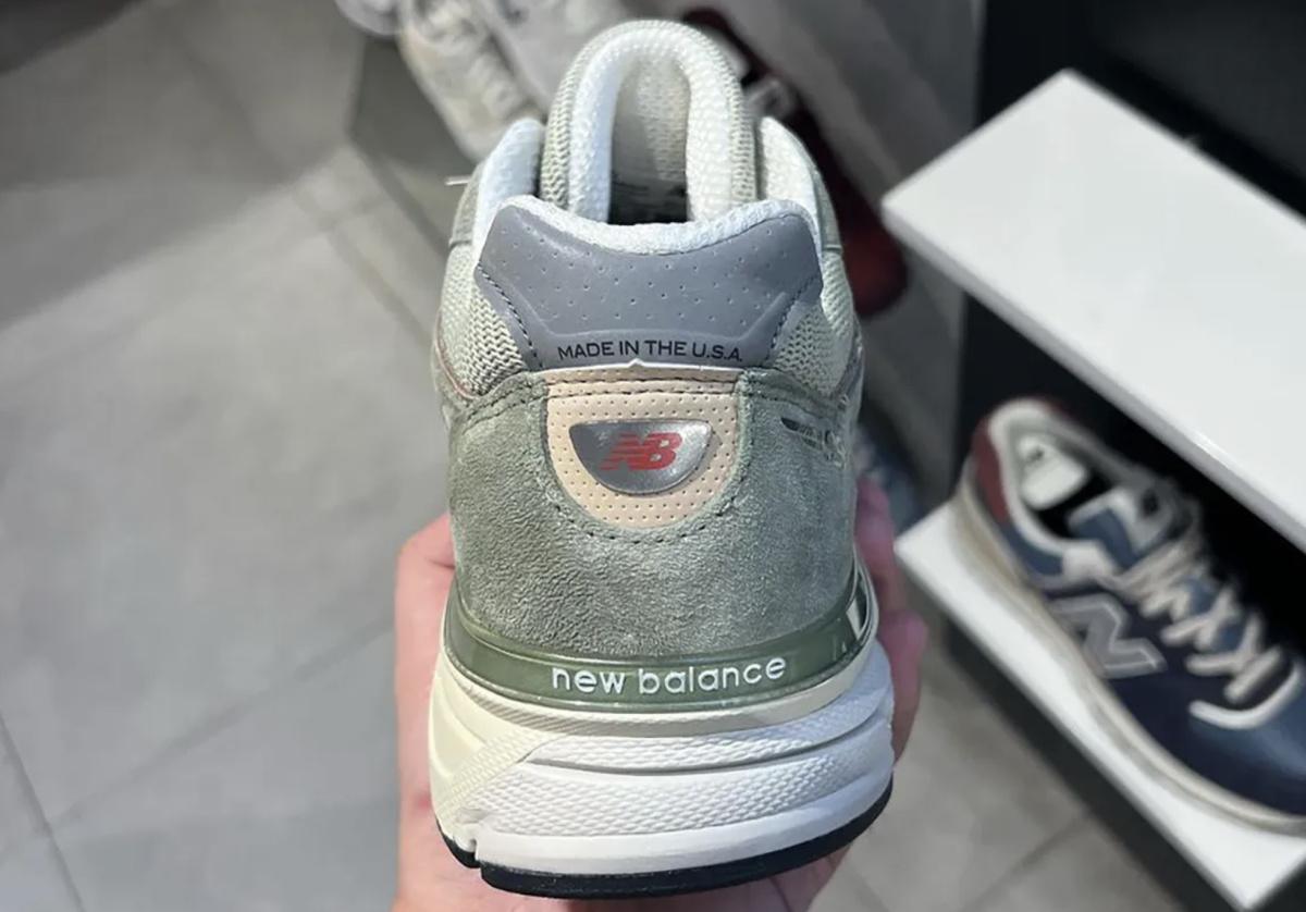 La New Balance 990v4 MADE in USA fait surface dans un coloris "Olive Incense". La New Balance 990v4 MADE in USA fait surface dans un coloris "Olive Incense".