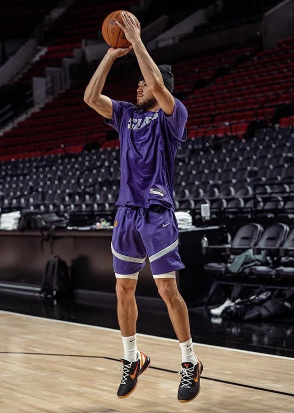 P.J. Tucker offre à Devin Booker sa Nike Kobe 6 "Ukraine" PE P.J. Tucker offre à Devin Booker sa Nike Kobe 6 "Ukraine" PE