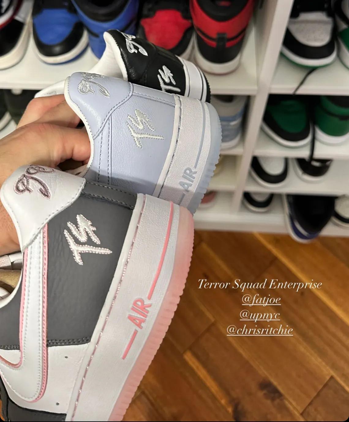 La Terror Squad x Nike Air Force 1 de Fat Joe fait surface en "Grey/Pink" (gris/rose) La Terror Squad x Nike Air Force 1 de Fat Joe fait surface en "Grey/Pink" (gris/rose)