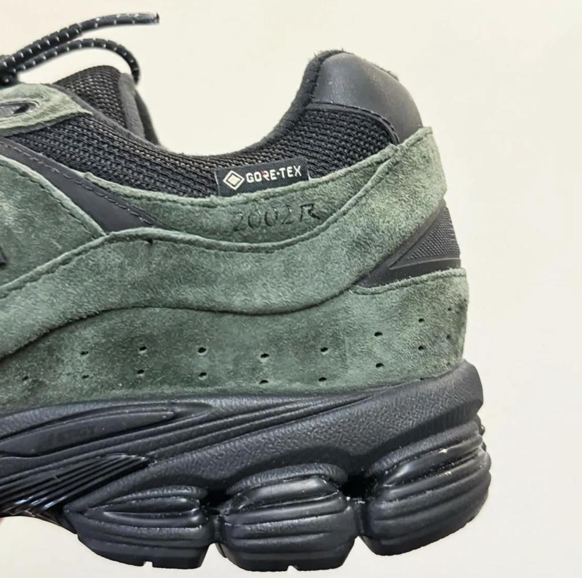 JJJJound ajoute des empeignes GORE-TEX à sa prochaine New Balance 2002R "Green". JJJJound ajoute des empeignes GORE-TEX à sa prochaine New Balance 2002R "Green".