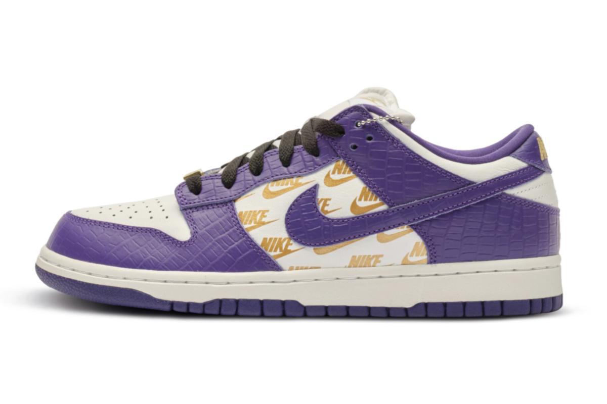 La Nike SB Dunk Low violette inédite de Supreme est mise aux enchères La Nike SB Dunk Low violette inédite de Supreme est mise aux enchères