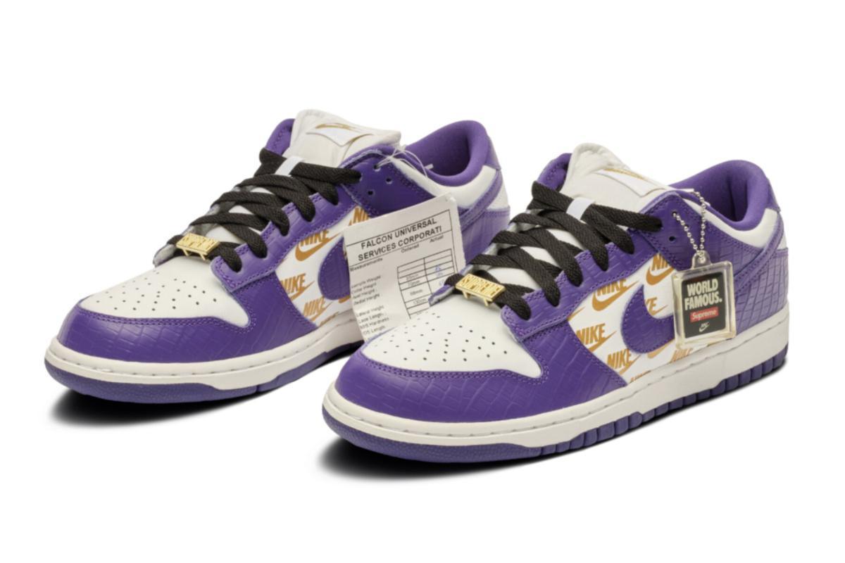 La Nike SB Dunk Low violette inédite de Supreme est mise aux enchères La Nike SB Dunk Low violette inédite de Supreme est mise aux enchères