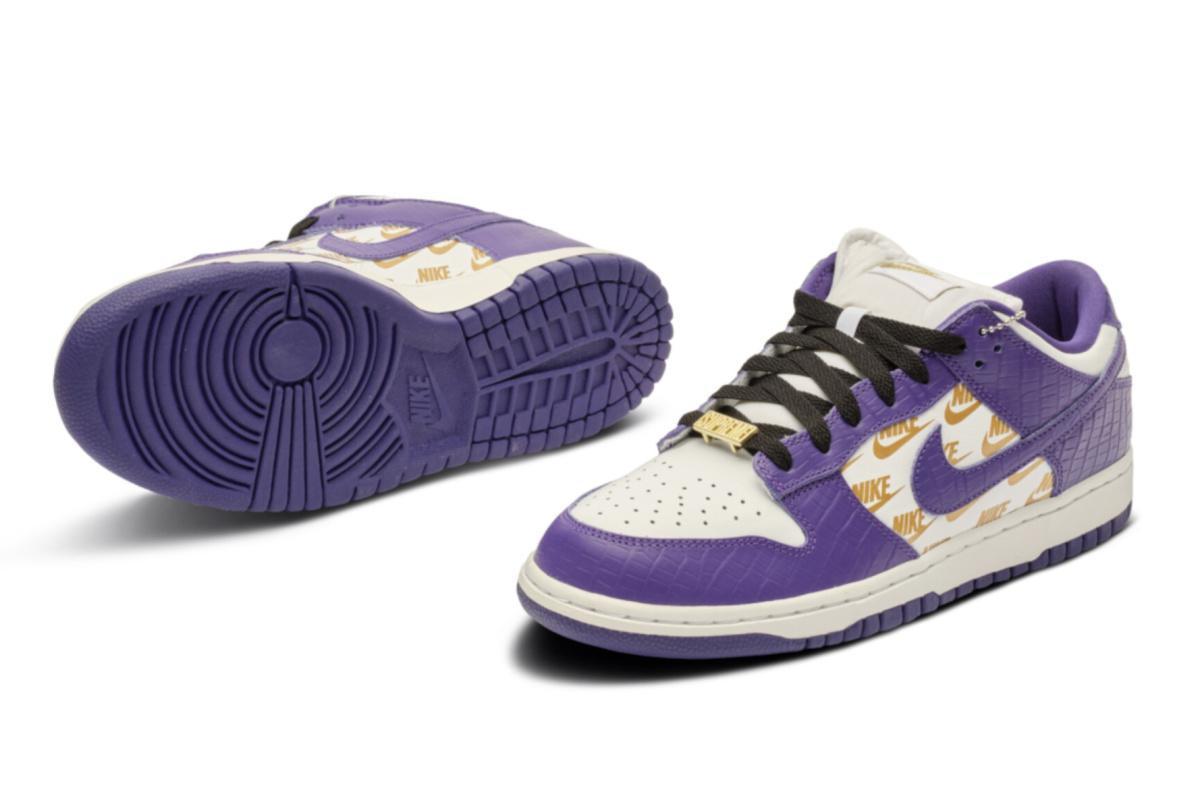 La Nike SB Dunk Low violette inédite de Supreme est mise aux enchères La Nike SB Dunk Low violette inédite de Supreme est mise aux enchères