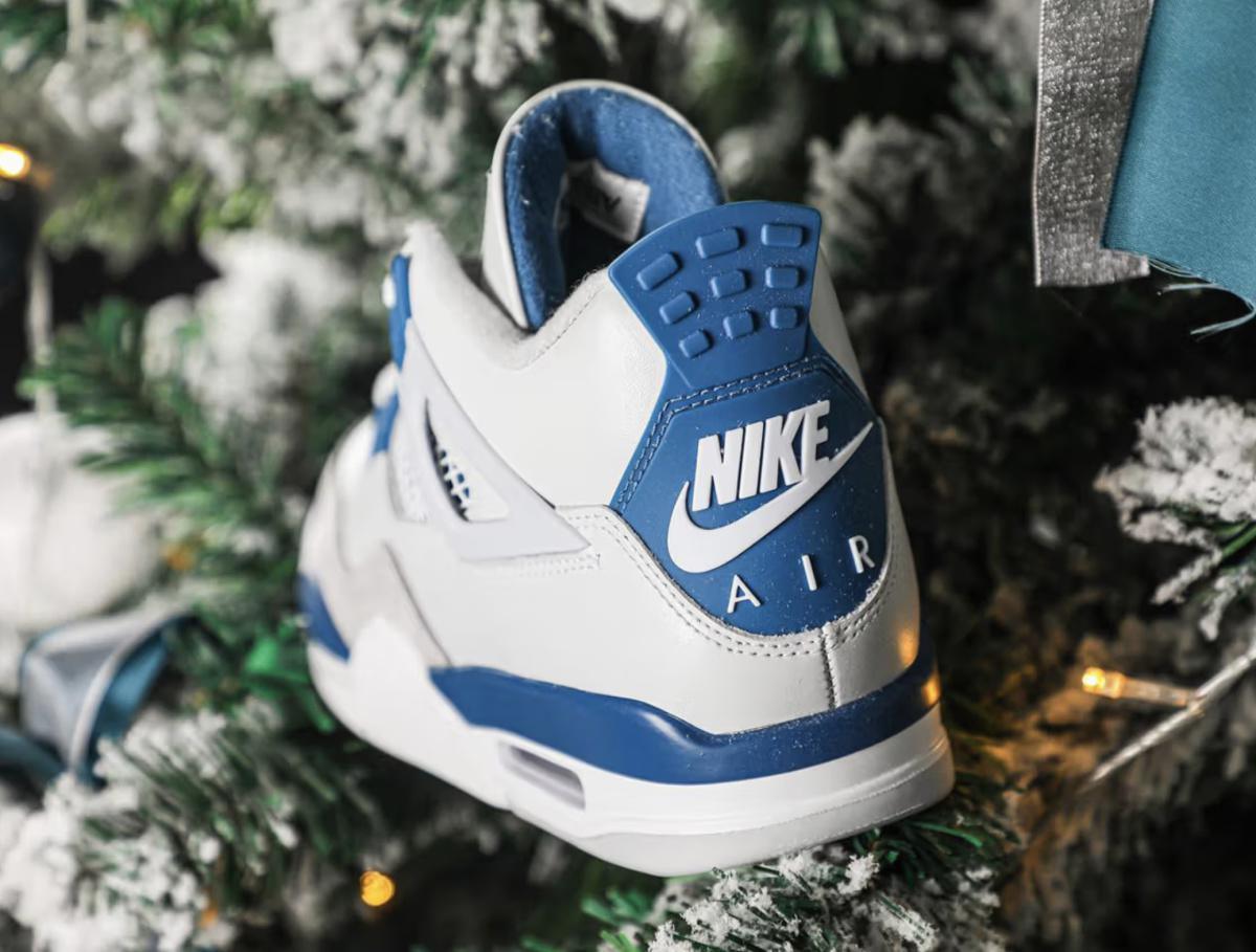 La rétro 2024 Air Jordan 4 "Military Blue" s'appelle en fait "Industrial Blue". La rétro 2024 Air Jordan 4 "Military Blue" s'appelle en fait "Industrial Blue".