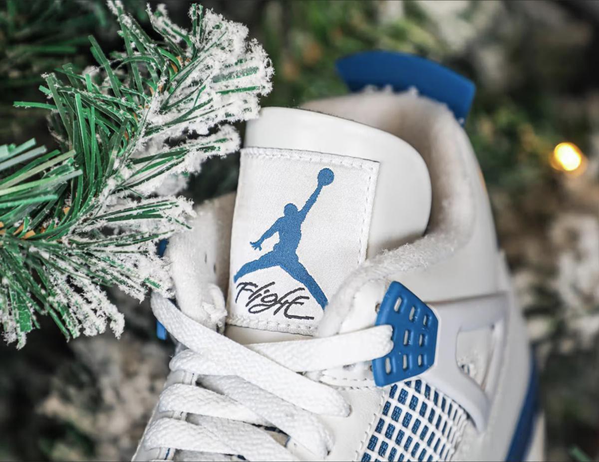 La rétro 2024 Air Jordan 4 "Military Blue" s'appelle en fait "Industrial Blue". La rétro 2024 Air Jordan 4 "Military Blue" s'appelle en fait "Industrial Blue".