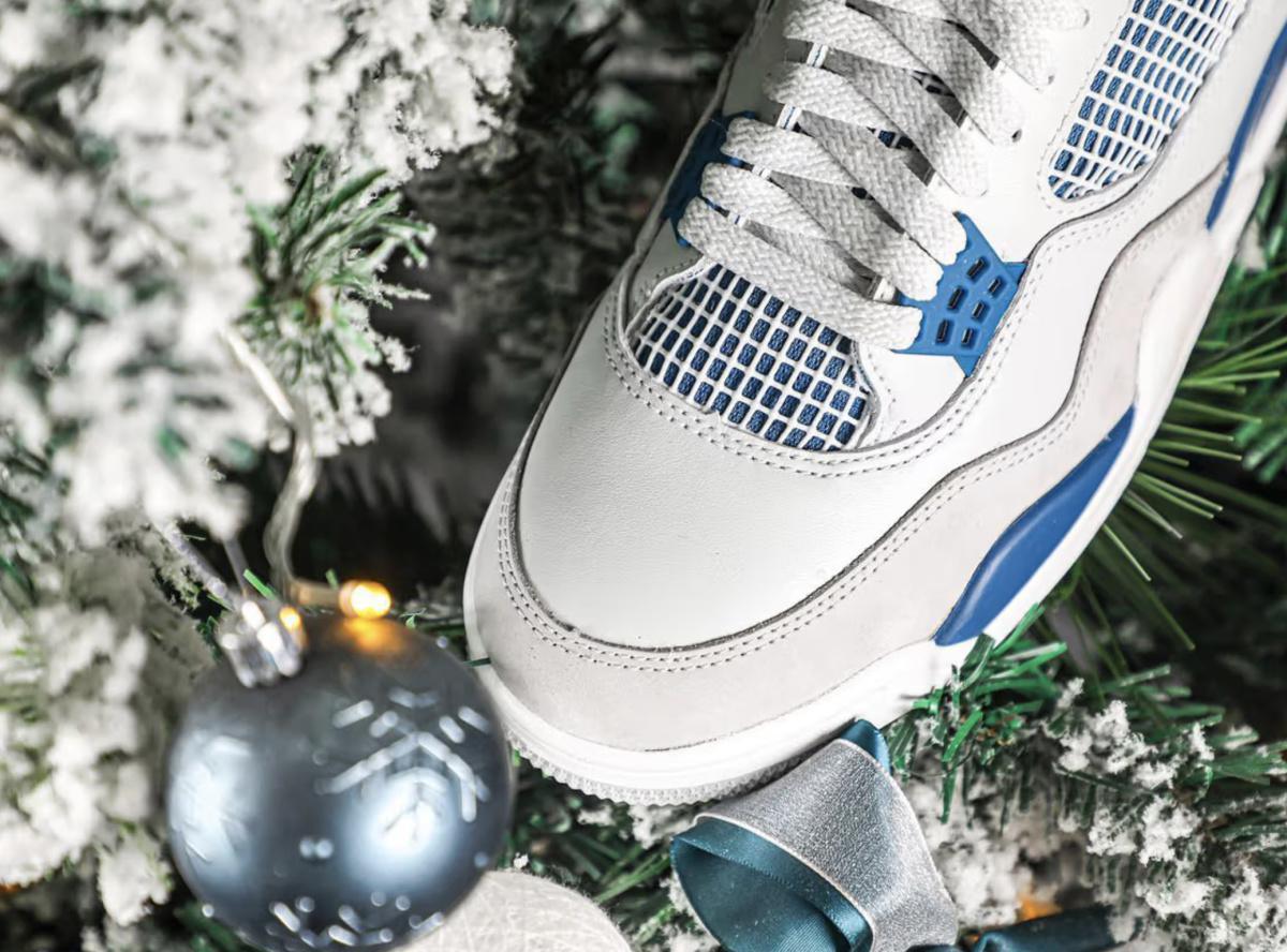 La rétro 2024 Air Jordan 4 "Military Blue" s'appelle en fait "Industrial Blue". La rétro 2024 Air Jordan 4 "Military Blue" s'appelle en fait "Industrial Blue".