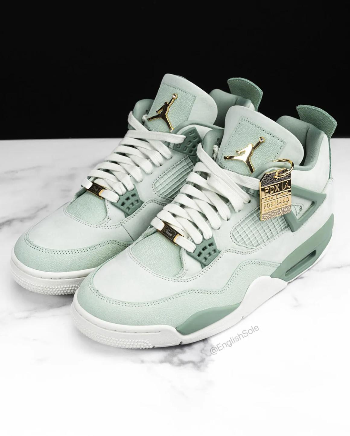 Air Jordan 4 "First Class" sertie de diamants et fabriquée exclusivement pour les athlètes de la WNBA Air Jordan 4 "First Class" sertie de diamants et fabriquée exclusivement pour les athlètes de la WNBA