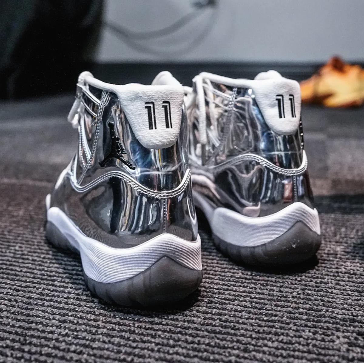 Bruce Brown fait du sport avec une Air Jordan 11 PE en argent pour accepter la bague du championnat de la NBA Bruce Brown fait du sport avec une Air Jordan 11 PE en argent pour accepter la bague du championnat de la NBA