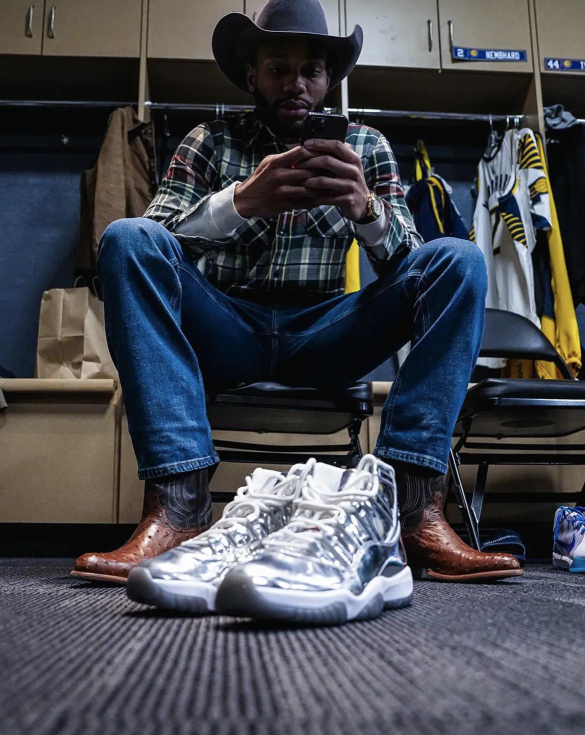 Bruce Brown fait du sport avec une Air Jordan 11 PE en argent pour accepter la bague du championnat de la NBA Bruce Brown fait du sport avec une Air Jordan 11 PE en argent pour accepter la bague du championnat de la NBA