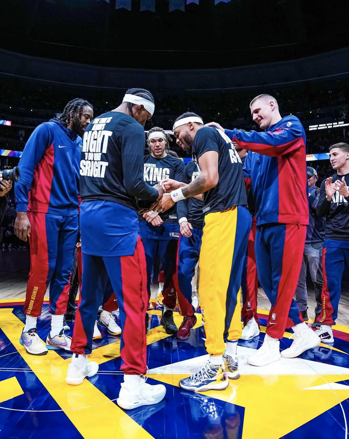 Bruce Brown fait du sport avec une Air Jordan 11 PE en argent pour accepter la bague du championnat de la NBA Bruce Brown fait du sport avec une Air Jordan 11 PE en argent pour accepter la bague du championnat de la NBA