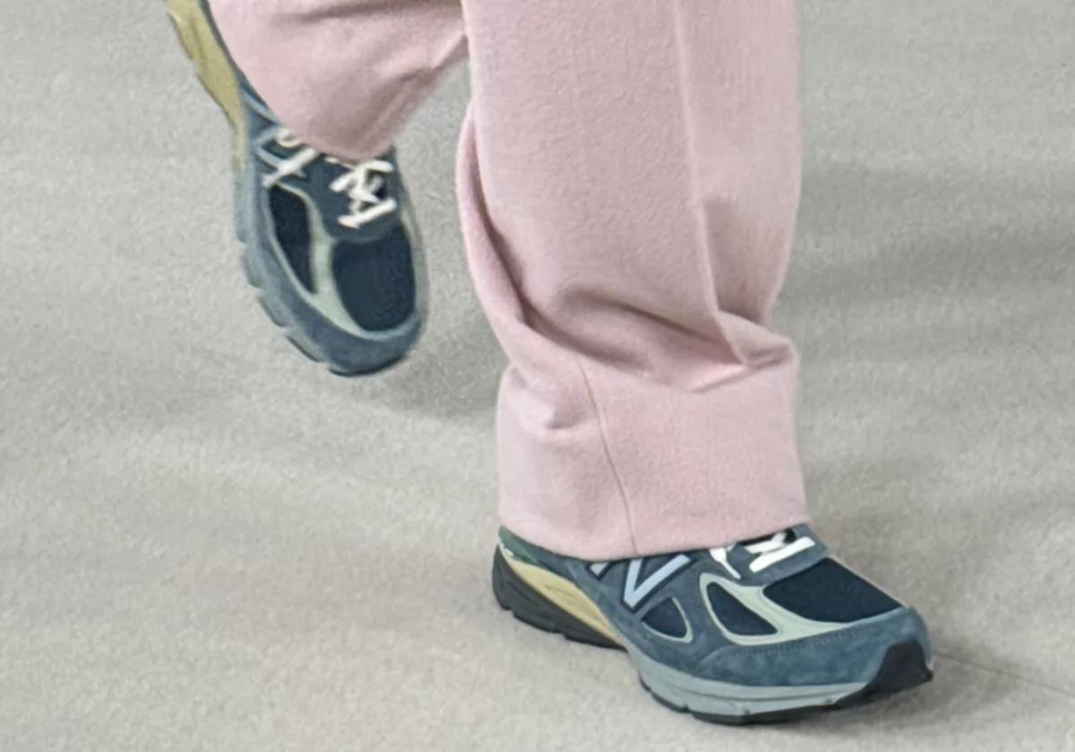 URALEE dévoile les collaborations New Balance 990v4 à la Fashion Week de Paris URALEE dévoile les collaborations New Balance 990v4 à la Fashion Week de Paris