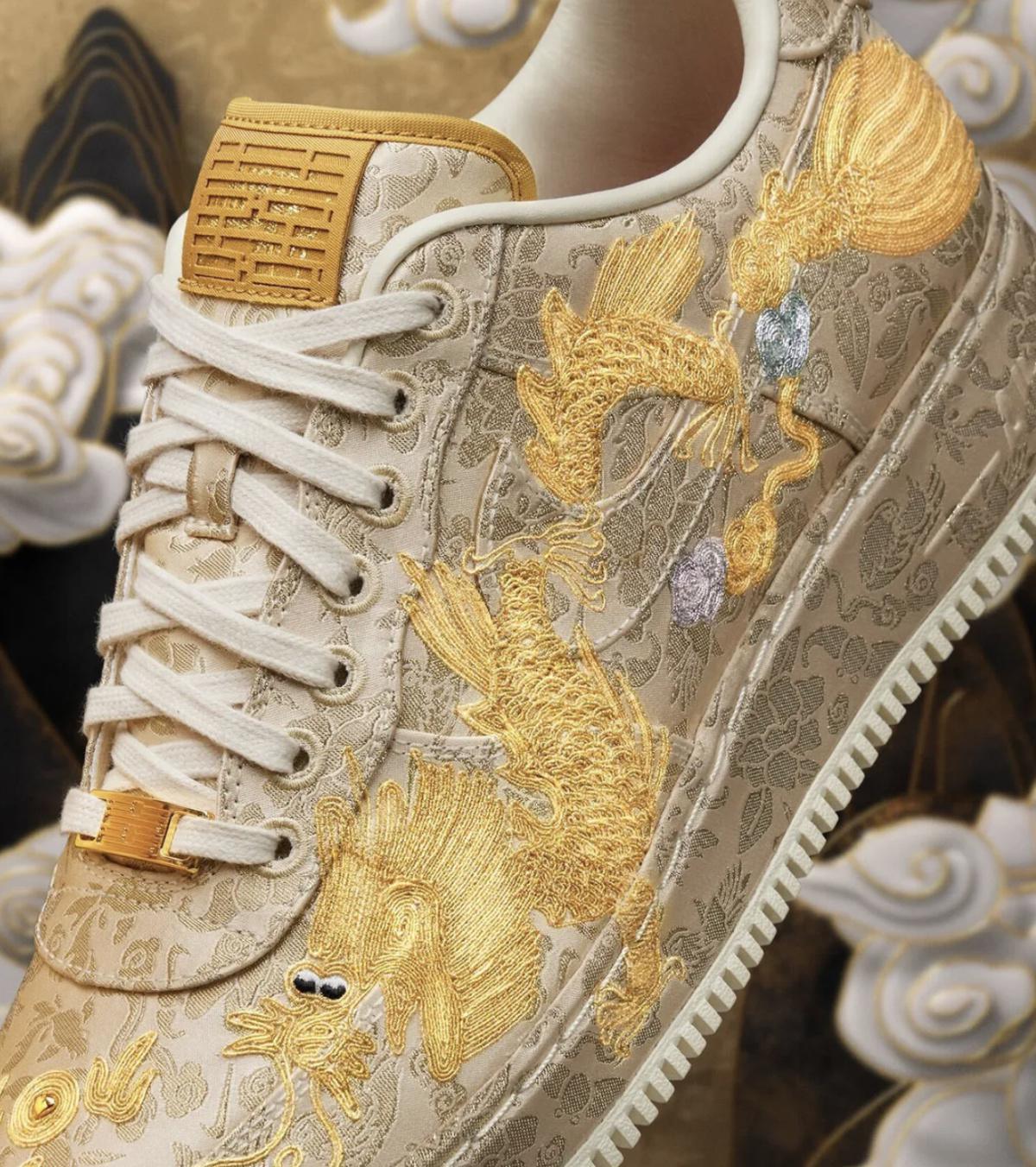 La célébration du Nouvel An chinois par Nike atteint de nouveaux sommets avec une Air Force 1 à 365 $. La célébration du Nouvel An chinois par Nike atteint de nouveaux sommets avec une Air Force 1 à 365 $.