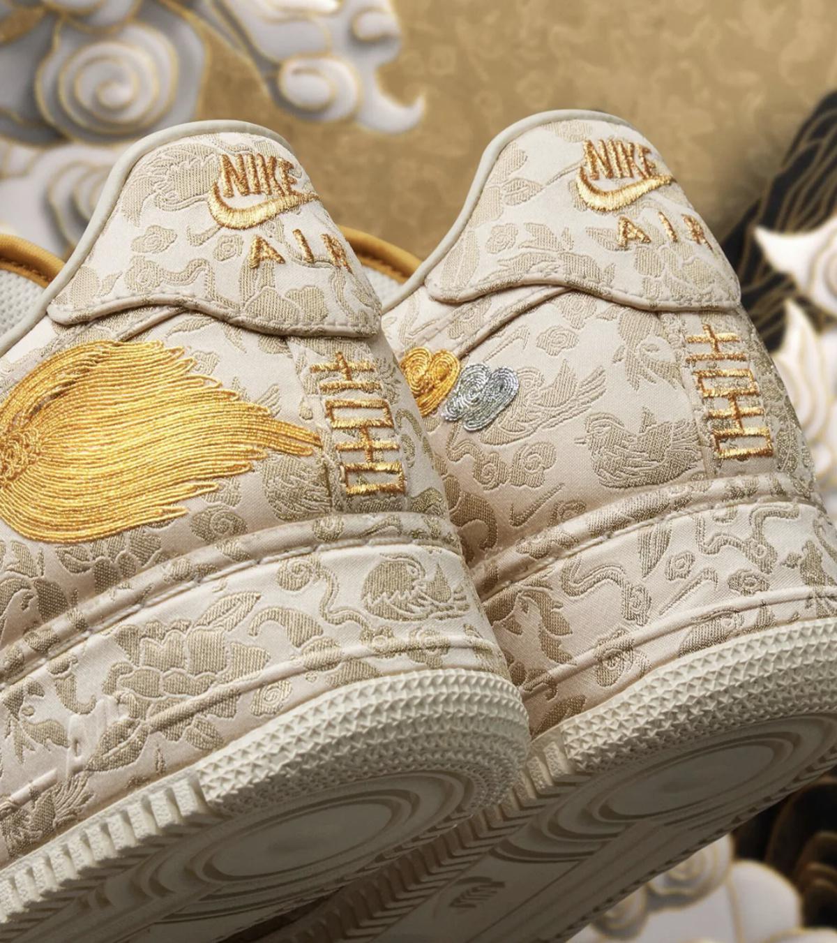 La célébration du Nouvel An chinois par Nike atteint de nouveaux sommets avec une Air Force 1 à 365 $. La célébration du Nouvel An chinois par Nike atteint de nouveaux sommets avec une Air Force 1 à 365 $.