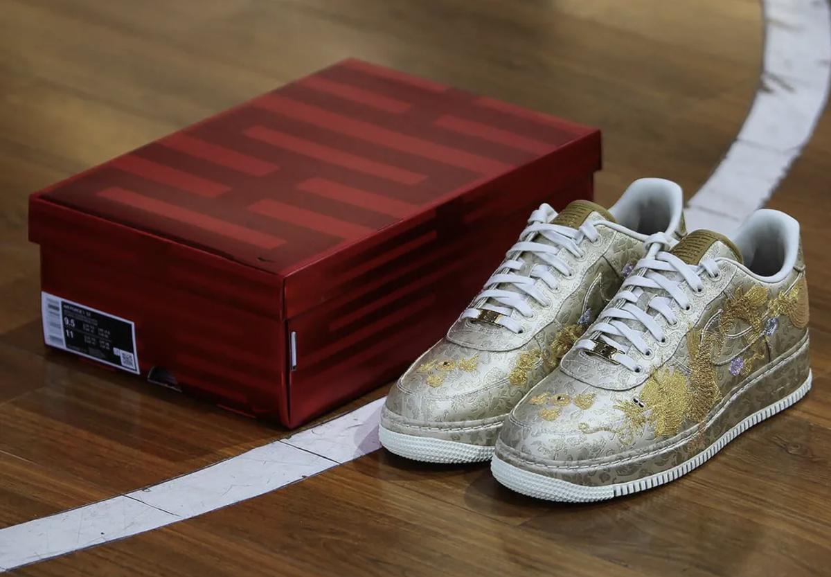 La célébration du Nouvel An chinois par Nike atteint de nouveaux sommets avec une Air Force 1 à 365 $. La célébration du Nouvel An chinois par Nike atteint de nouveaux sommets avec une Air Force 1 à 365 $.