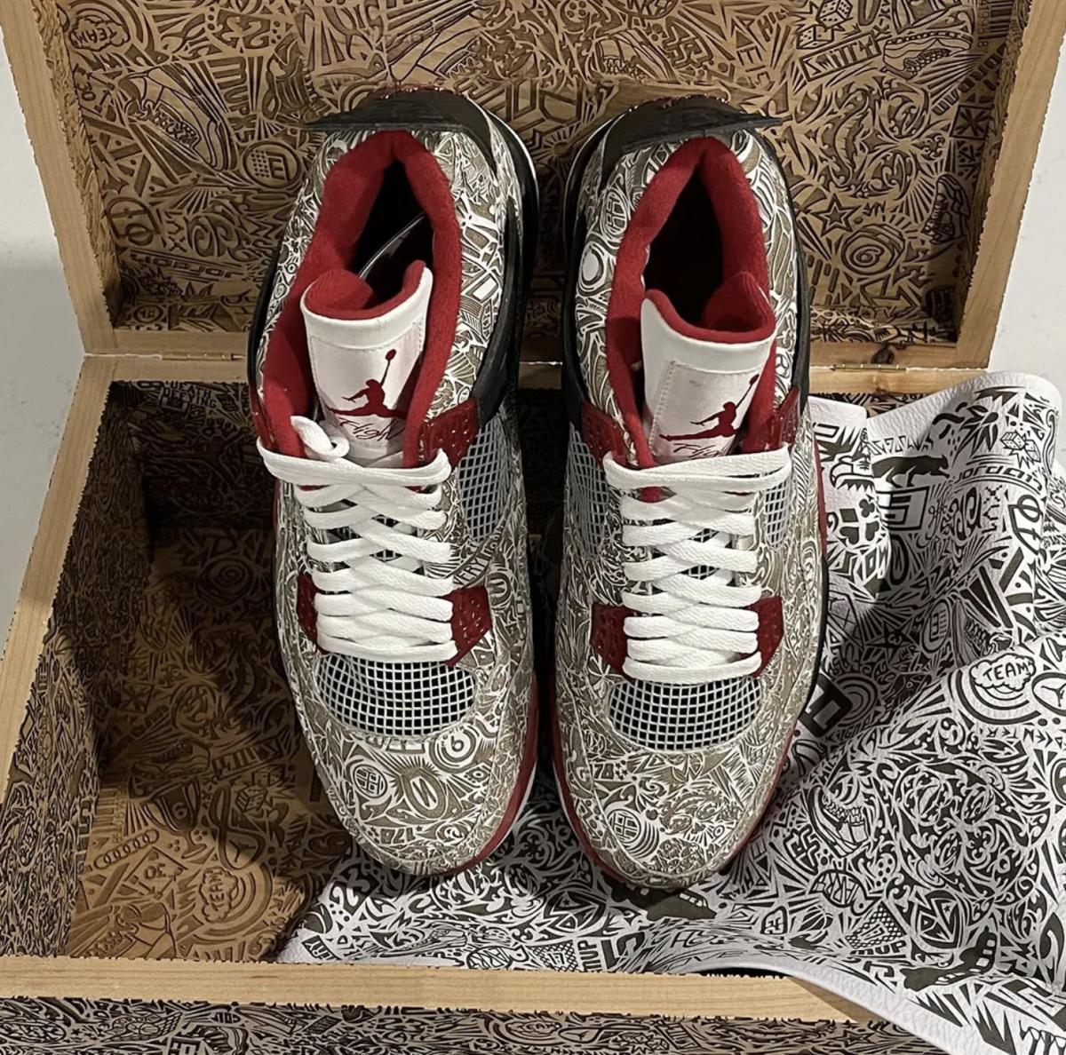 Seuls Michael Jordan, Mark Parker et Mark Smith possèdent cet échantillon d'Air Jordan 4 "Laser". Seuls Michael Jordan, Mark Parker et Mark Smith possèdent cet échantillon d'Air Jordan 4 "Laser".