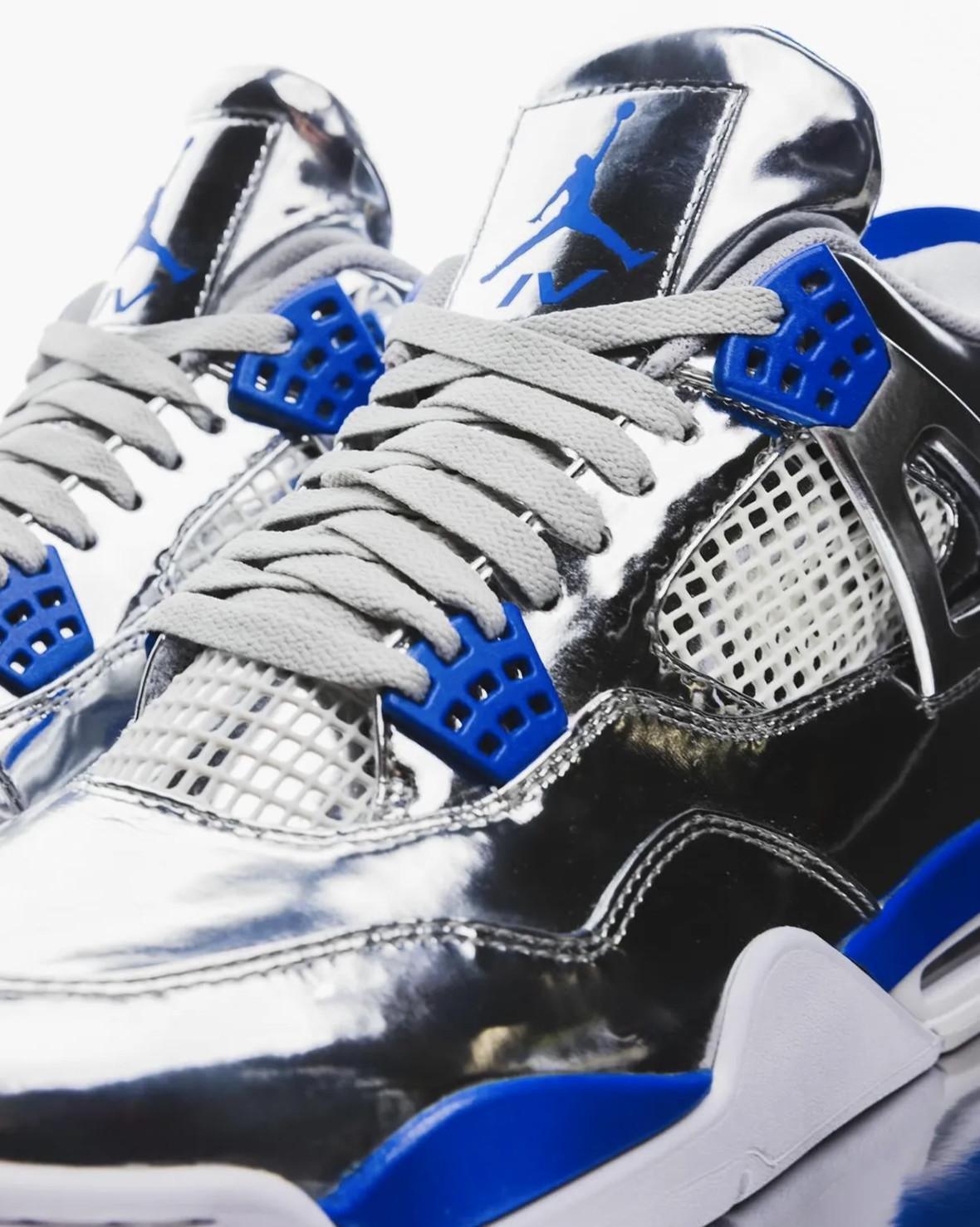 Gros plan sur les Air Jordan 4 personnalisées d'Usher pour le spectacle de la mi-temps du Super Bowl LVIII Gros plan sur les Air Jordan 4 personnalisées d'Usher pour le spectacle de la mi-temps du Super Bowl LVIII