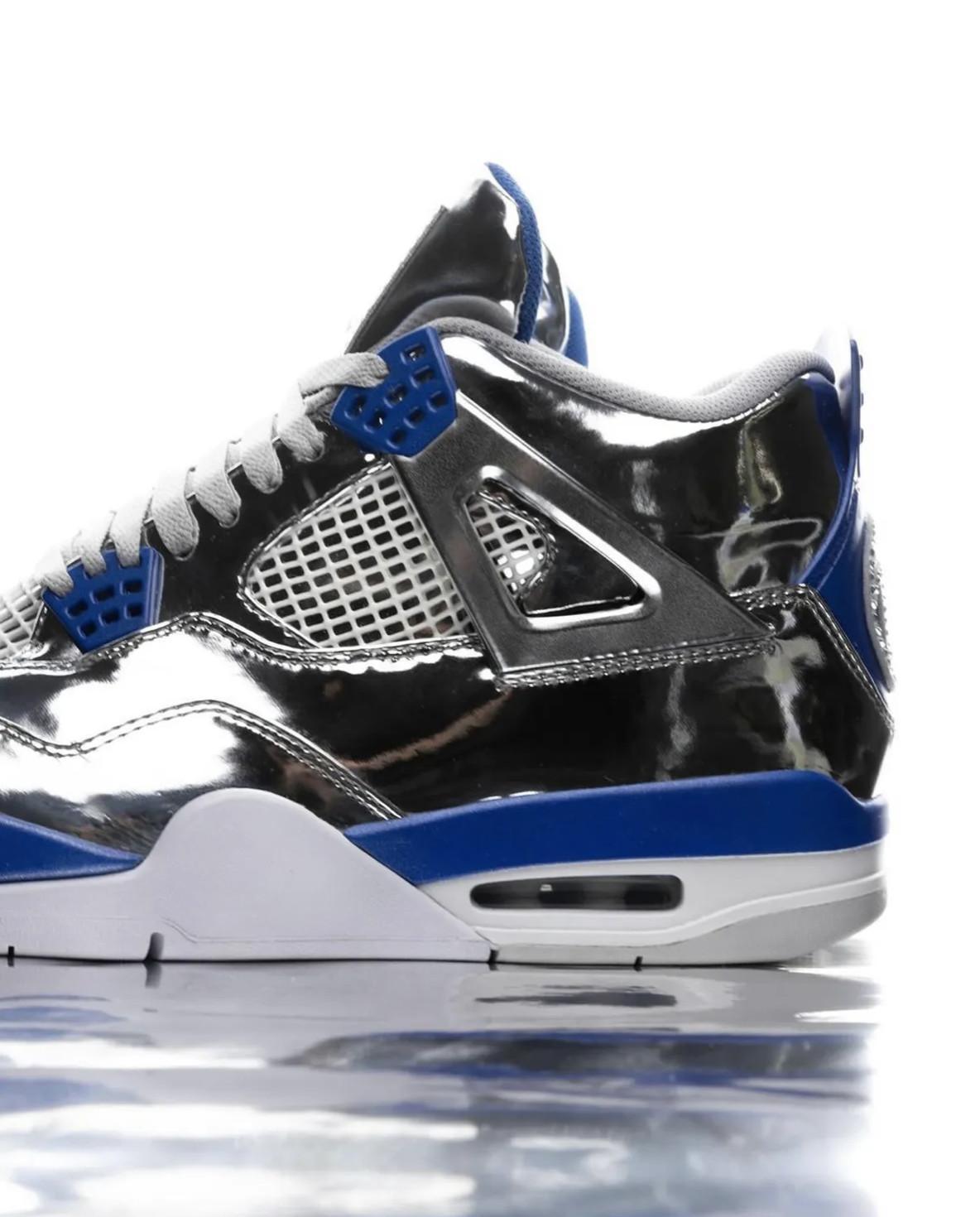 Gros plan sur les Air Jordan 4 personnalisées d'Usher pour le spectacle de la mi-temps du Super Bowl LVIII Gros plan sur les Air Jordan 4 personnalisées d'Usher pour le spectacle de la mi-temps du Super Bowl LVIII