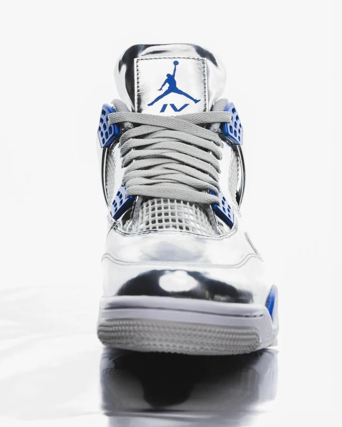 Gros plan sur les Air Jordan 4 personnalisées d'Usher pour le spectacle de la mi-temps du Super Bowl LVIII Gros plan sur les Air Jordan 4 personnalisées d'Usher pour le spectacle de la mi-temps du Super Bowl LVIII