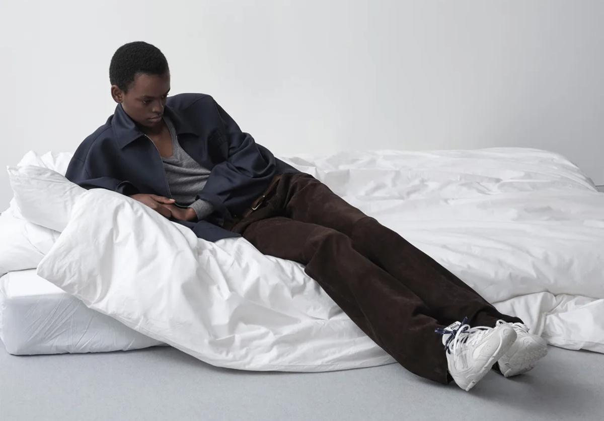 La collaboration de Miu Miu avec New Balance, d'une valeur de 1 120 $, sort aujourd'hui. La collaboration de Miu Miu avec New Balance, d'une valeur de 1 120 $, sort aujourd'hui.