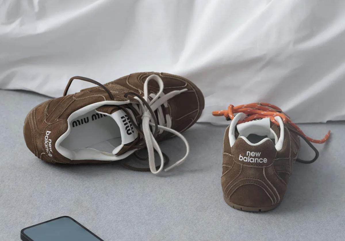 La collaboration de Miu Miu avec New Balance, d'une valeur de 1 120 $, sort aujourd'hui. La collaboration de Miu Miu avec New Balance, d'une valeur de 1 120 $, sort aujourd'hui.