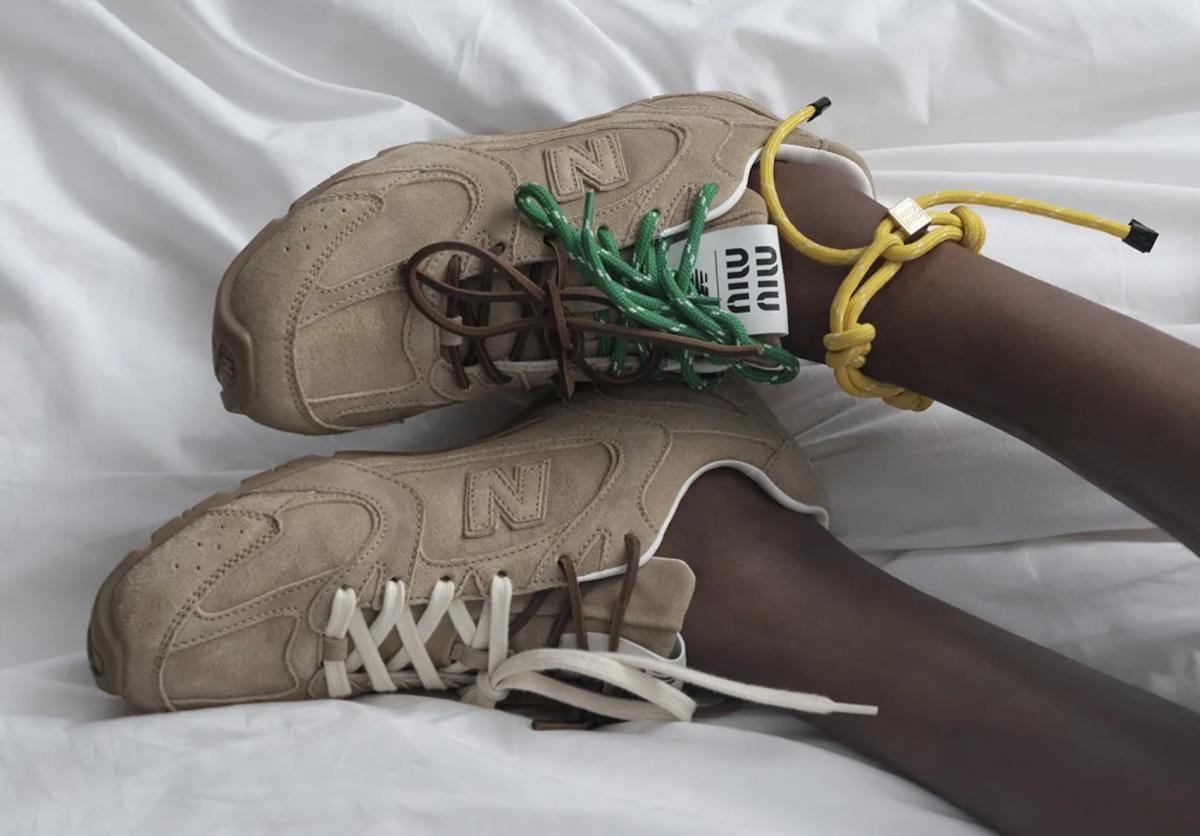 La collaboration de Miu Miu avec New Balance, d'une valeur de 1 120 $, sort aujourd'hui. La collaboration de Miu Miu avec New Balance, d'une valeur de 1 120 $, sort aujourd'hui.