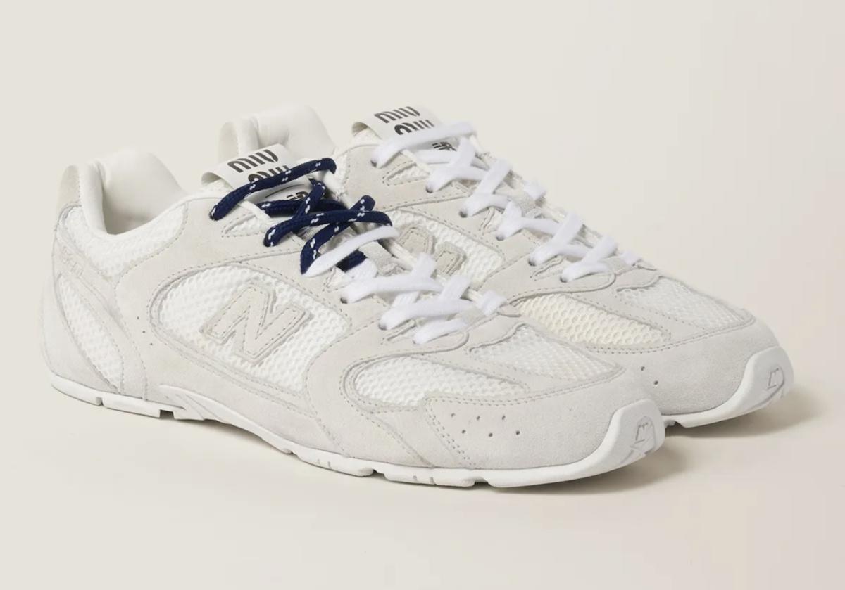 La collaboration de Miu Miu avec New Balance, d'une valeur de 1 120 $, sort aujourd'hui. La collaboration de Miu Miu avec New Balance, d'une valeur de 1 120 $, sort aujourd'hui.