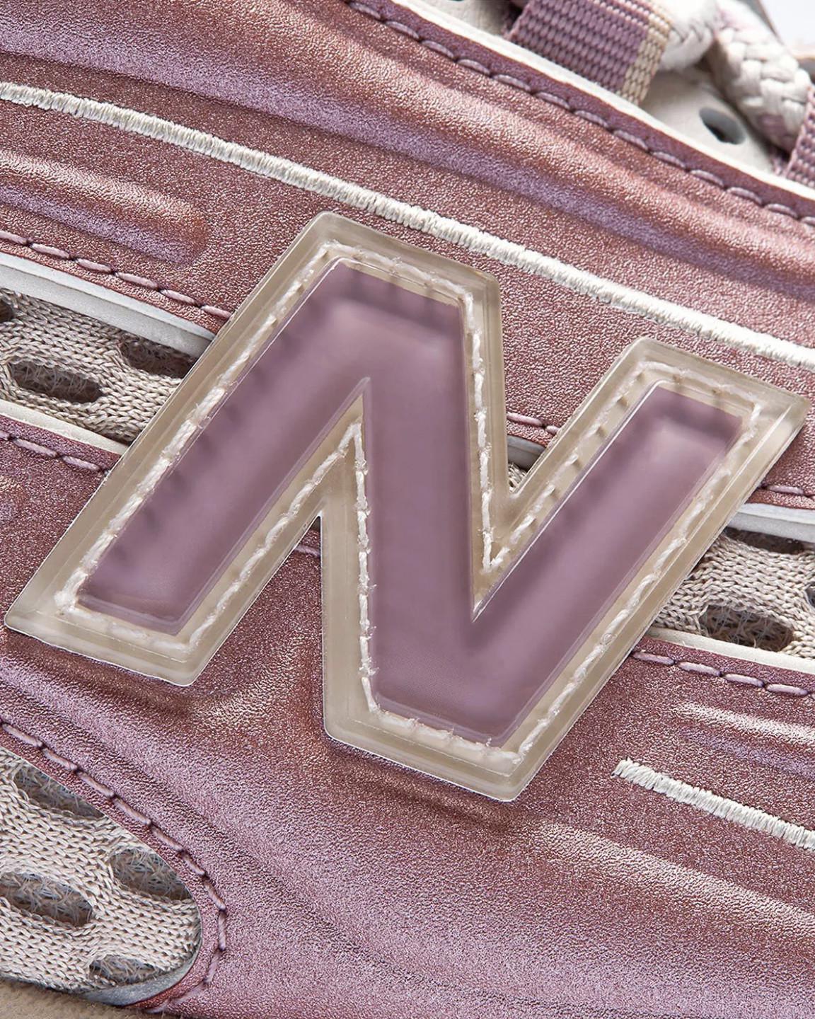 Joe Freshgoods dévoile ses New Balance 1000 "Pink Mink" et "Black Ice". Joe Freshgoods dévoile ses New Balance 1000 "Pink Mink" et "Black Ice".