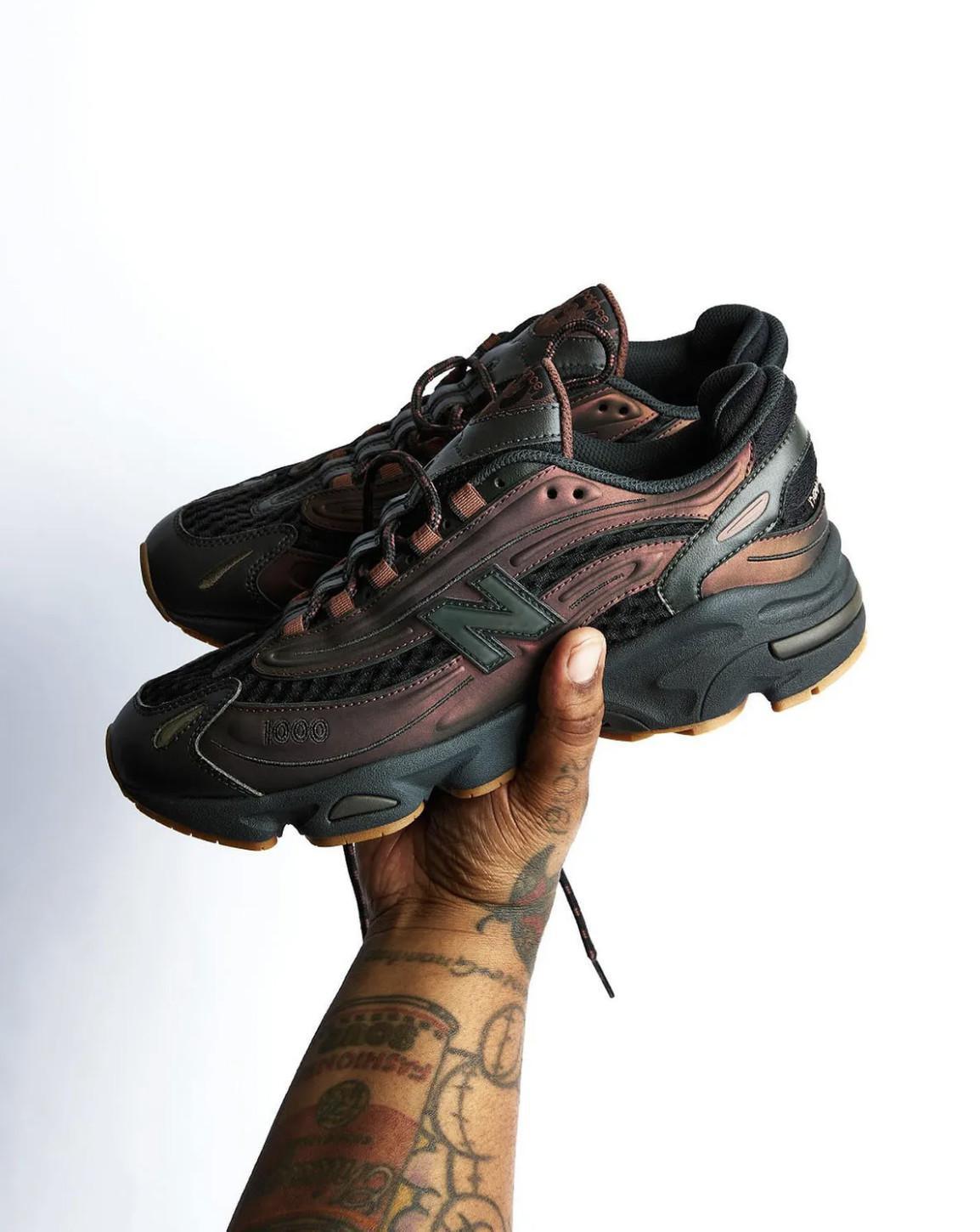 Joe Freshgoods dévoile ses New Balance 1000 "Pink Mink" et "Black Ice". Joe Freshgoods dévoile ses New Balance 1000 "Pink Mink" et "Black Ice".