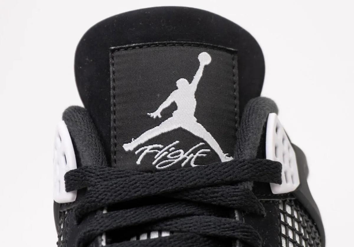 L'Air Jordan 4 "White Thunder" poursuit la série des coloris épiques L'Air Jordan 4 "White Thunder" poursuit la série des coloris épiques