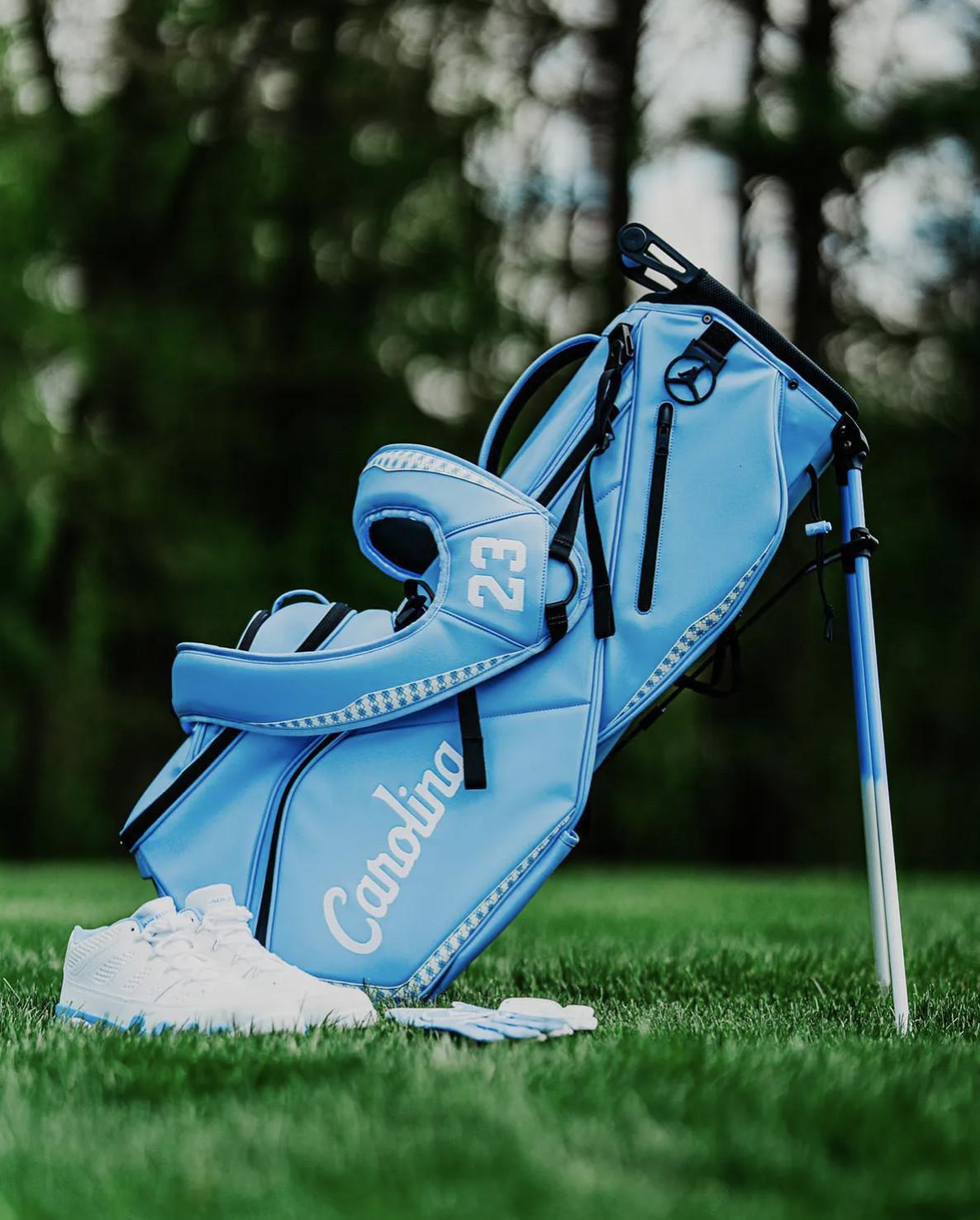 Michael Jordan offre à l'équipe de golf de l'UNC des Air Jordan 9s et bien d'autres choses encore Michael Jordan offre à l'équipe de golf de l'UNC des Air Jordan 9s et bien d'autres choses encore