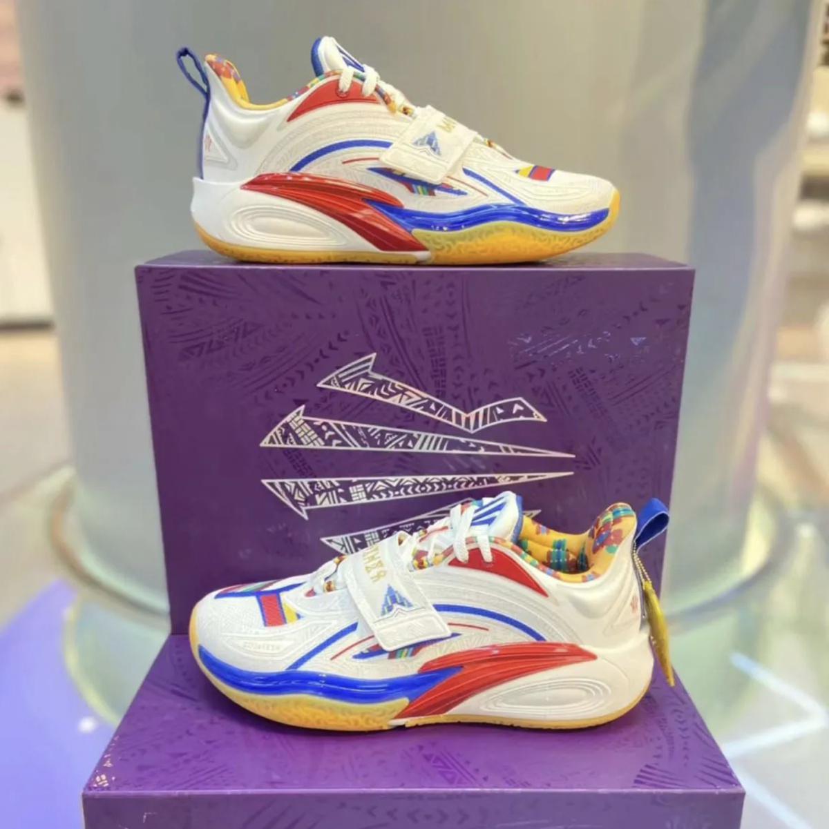 Kyrie Irving frappe une nouvelle ANTA KAI 1 pour la "fête des mères". Kyrie Irving frappe une nouvelle ANTA KAI 1 pour la "fête des mères".