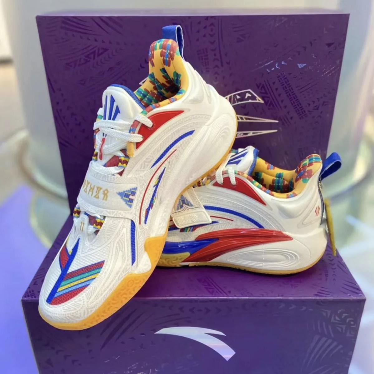 Kyrie Irving frappe une nouvelle ANTA KAI 1 pour la "fête des mères". Kyrie Irving frappe une nouvelle ANTA KAI 1 pour la "fête des mères".