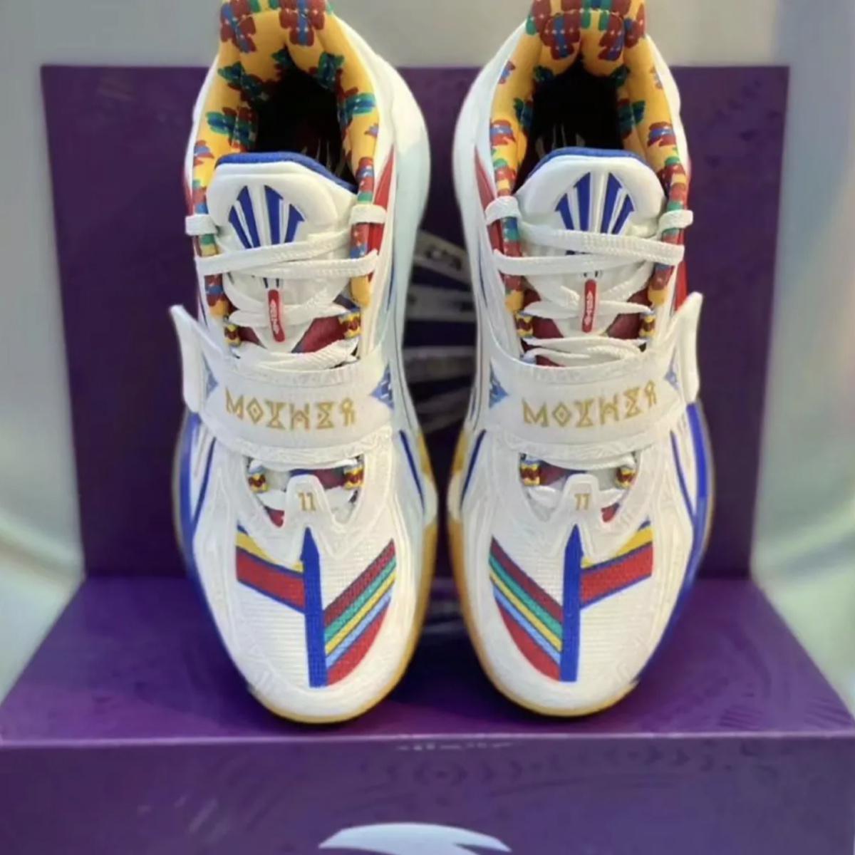 Kyrie Irving frappe une nouvelle ANTA KAI 1 pour la "fête des mères". Kyrie Irving frappe une nouvelle ANTA KAI 1 pour la "fête des mères".