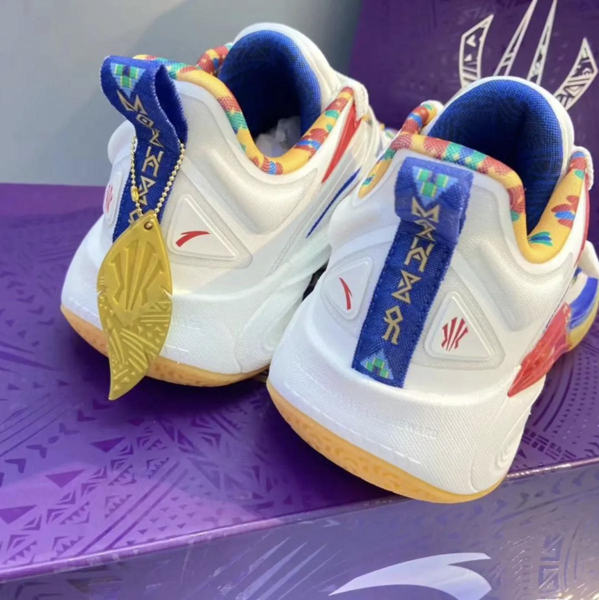 Kyrie Irving frappe une nouvelle ANTA KAI 1 pour la "fête des mères". Kyrie Irving frappe une nouvelle ANTA KAI 1 pour la "fête des mères".