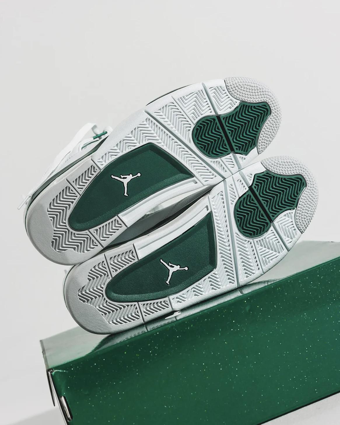 Le « vert oxydé » poursuit la domination de l'Air Jordan 4s Le « vert oxydé » poursuit la domination de l'Air Jordan 4s