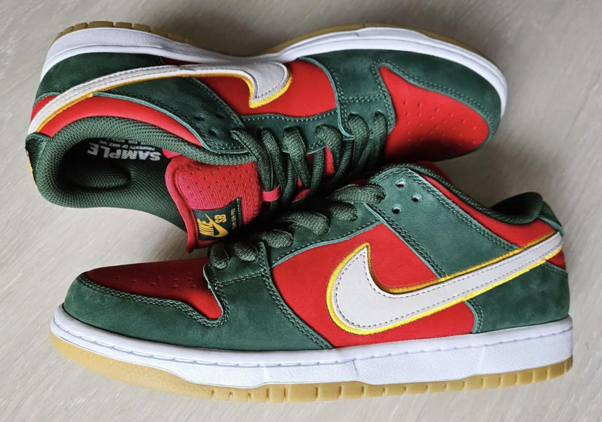 La Nike SB Dunk Low dévoilée dans un échantillon inédit « Seattle Sonics ». La Nike SB Dunk Low dévoilée dans un échantillon inédit « Seattle Sonics ».