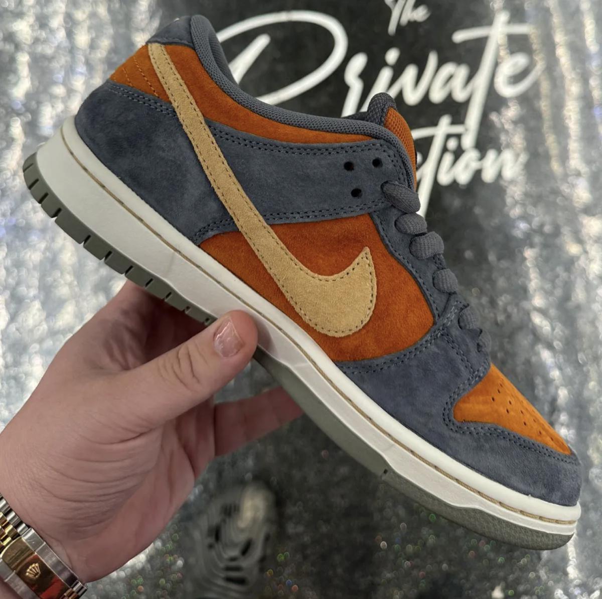 Premier regard sur la Nike SB Dunk Low "Light Carbon" Premier regard sur la Nike SB Dunk Low "Light Carbon"