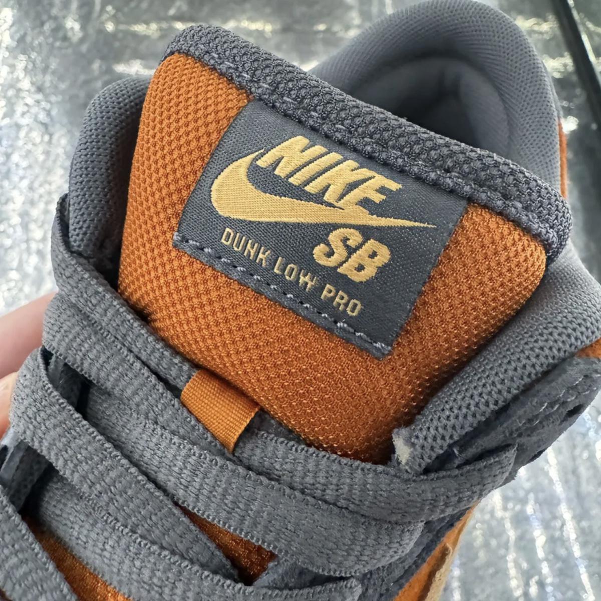 Premier regard sur la Nike SB Dunk Low "Light Carbon" Premier regard sur la Nike SB Dunk Low "Light Carbon"