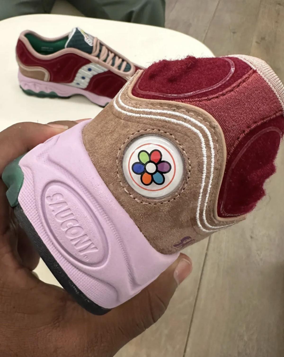 Jae Tips dévoile le premier aperçu de deux collaborations avec Saucony Matrix Jae Tips dévoile le premier aperçu de deux collaborations avec Saucony Matrix