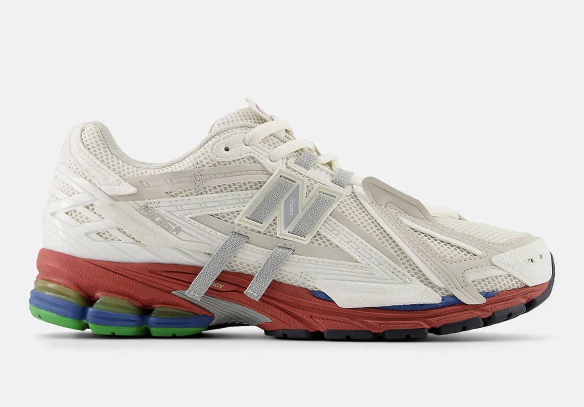 La New Balance 1906A "Refined Future" industrielle s'enrichit d'une semelle extérieure "olympique". La New Balance 1906A "Refined Future" industrielle s'enrichit d'une semelle extérieure "olympique".