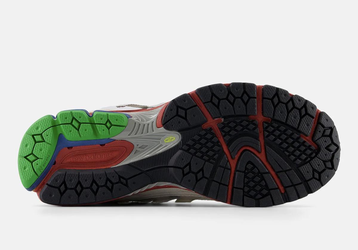 La New Balance 1906A "Refined Future" industrielle s'enrichit d'une semelle extérieure "olympique". La New Balance 1906A "Refined Future" industrielle s'enrichit d'une semelle extérieure "olympique".