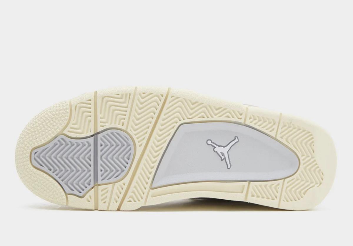 Une Air Jordan 4 RM apparaît avec un gris monochromatique